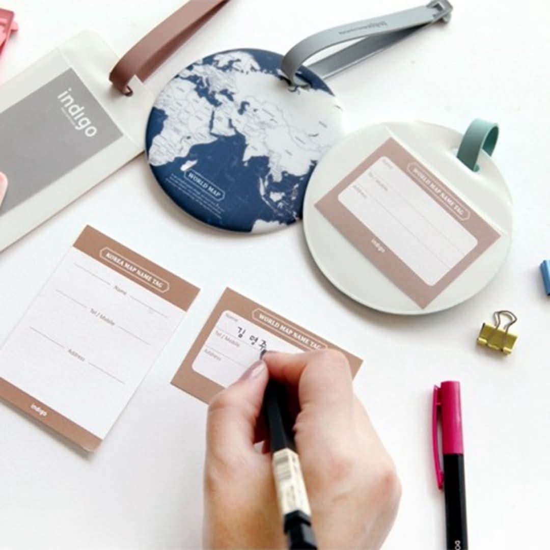 Etiquette de bagage à la mode pour la carte du monde