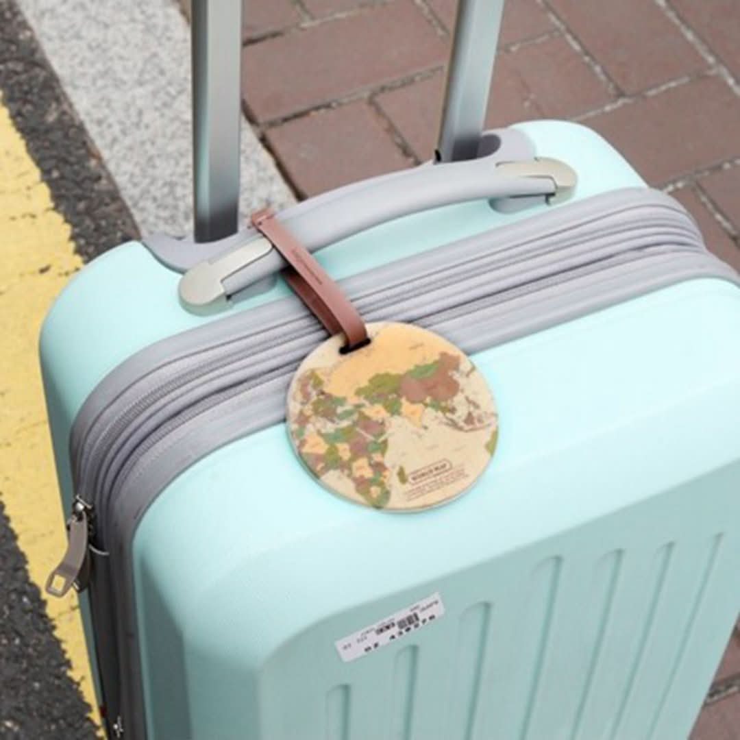 Etiquette de bagage à la mode pour la carte du monde