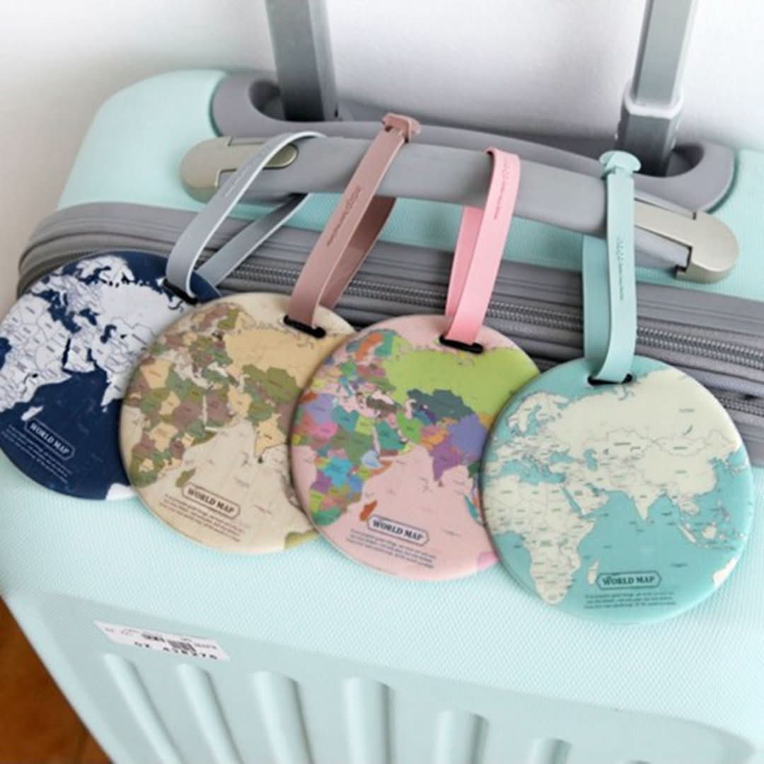 Etiquette de bagage à la mode pour la carte du monde